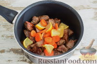 Фото приготовления рецепта: Говядина, тушенная с морковью и сухофруктами - шаг №6