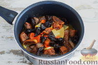 Фото приготовления рецепта: Говядина, тушенная с морковью и сухофруктами - шаг №9