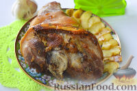 Фото к рецепту: Запеченная свиная рулька, с жареными яблоками
