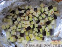 Фото приготовления рецепта: Салат с баклажанами, помидорами и яйцами - шаг №3