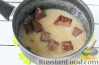 Фото приготовления рецепта: Пирог с грушами, шоколадом и карамелью - шаг №5