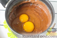 Фото приготовления рецепта: Пирог с грушами, шоколадом и карамелью - шаг №6