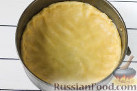 Фото приготовления рецепта: Пирог с грушами, шоколадом и карамелью - шаг №7