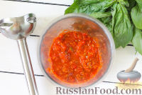 Фото приготовления рецепта: Слоёный салат из рыбных консервов с плавленым сыром, морковью и яйцами - шаг №11