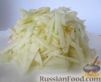 Фото приготовления рецепта: Салат "Чистое здоровье" из моркови, яблок и изюма - шаг №4