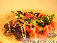 Фото к рецепту: Простой овощной салат с изюмом