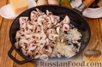 Фото приготовления рецепта: Киш с курицей и грибами - шаг №9
