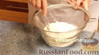 Фото приготовления рецепта: Клюквенный пирог из бисквитного теста - шаг №2
