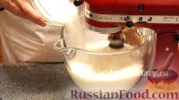 Фото приготовления рецепта: Клюквенный пирог из бисквитного теста - шаг №4