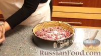 Фото приготовления рецепта: Клюквенный пирог из бисквитного теста - шаг №8