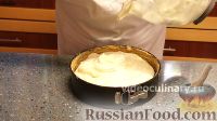 Фото приготовления рецепта: Клюквенный пирог из бисквитного теста - шаг №9