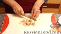 Фото приготовления рецепта: Салат "Королевский" с курицей, грибами и ананасами - шаг №4