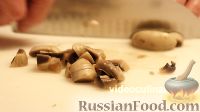 Фото приготовления рецепта: Салат "Королевский" с курицей, грибами и ананасами - шаг №6