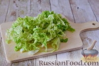 Фото приготовления рецепта: Салат с пекинской капустой и рыбной консервой - шаг №2