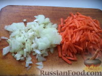 Фото приготовления рецепта: Слоёный салат с ветчиной, помидорами и плавленым сыром - шаг №10