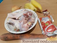 Фото приготовления рецепта: Пикантная курица, тушенная с овощами, в томатном соусе - шаг №1