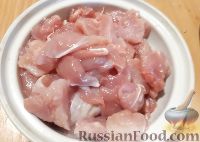 Фото приготовления рецепта: Пикантная курица, тушенная с овощами, в томатном соусе - шаг №2