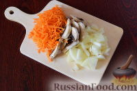 Фото приготовления рецепта: Суп с морской капустой и грибами - шаг №3
