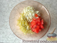 Фото приготовления рецепта: Салат из кускуса с тунцом и овощами - шаг №2