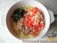 Фото приготовления рецепта: Салат из кускуса с тунцом и овощами - шаг №5