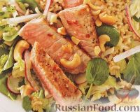 Фото к рецепту: Жареный тунец с рисом и овощным салатом