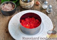 Фото приготовления рецепта: Салат с тунцом и моцареллой - шаг №7