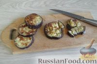Фото приготовления рецепта: Салат из жареных баклажанов с сыром и орехами - шаг №7
