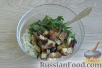 Фото приготовления рецепта: Салат из жареных баклажанов с сыром и орехами - шаг №8