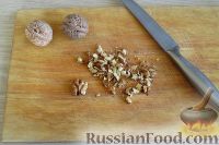 Фото приготовления рецепта: Салат из жареных баклажанов с сыром и орехами - шаг №10