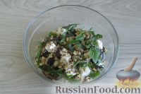 Фото приготовления рецепта: Салат из жареных баклажанов с сыром и орехами - шаг №11