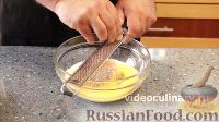 Фото приготовления рецепта: Салат из жареных шампиньонов с консервированным горошком и яйцами - шаг №5