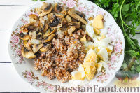 Фото приготовления рецепта: Гречневая каша "Сименуха" с грибами и яйцами - шаг №8