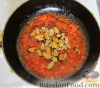 Фото приготовления рецепта: Спагетти с мидиями, в томатном соусе - шаг №6