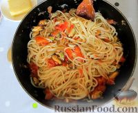 Фото приготовления рецепта: Спагетти с мидиями, в томатном соусе - шаг №8