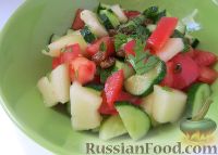 Фото к рецепту: Овощной салат с дыней и изюмом