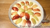 Фото приготовления рецепта: Бисквитный пирог с персиками - шаг №9