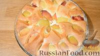 Фото приготовления рецепта: Бисквитный пирог с персиками - шаг №10
