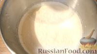 Фото приготовления рецепта: Бисквитный пирог с персиками - шаг №5
