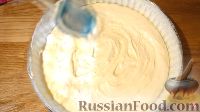 Фото приготовления рецепта: Бисквитный пирог с персиками - шаг №7