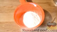 Фото приготовления рецепта: Бисквитный пирог с персиками - шаг №4