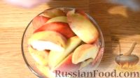 Фото приготовления рецепта: Бисквитный пирог с персиками - шаг №8