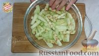 Фото приготовления рецепта: Крабовый салат с овощами, горошком и сыром - шаг №7