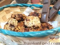 Фото приготовления рецепта: Овсяное печенье с шоколадом (на сковороде) - шаг №6