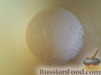 Фото приготовления рецепта: Оладушки на кефире - шаг №2
