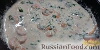 Фото приготовления рецепта: Паста с креветками под сливочным соусом - шаг №4