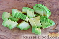 Фото приготовления рецепта: Салат с курицей и авокадо - шаг №2
