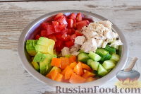 Фото приготовления рецепта: Салат с курицей и авокадо - шаг №7