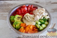 Фото приготовления рецепта: Салат с курицей и авокадо - шаг №8