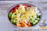 Фото приготовления рецепта: Салат с курицей и авокадо - шаг №9