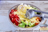 Фото приготовления рецепта: Салат с курицей и авокадо - шаг №10